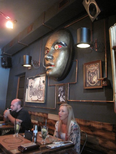 csövek és cilinder-lámpák a falon