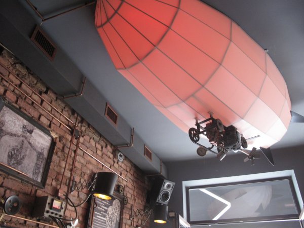 zeppelin a mennyezeten