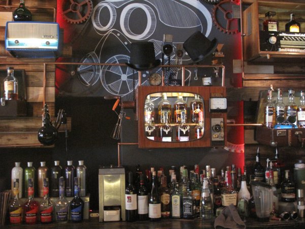 kimustrált tévé-polc