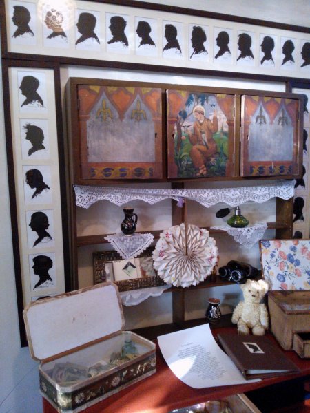 Török Sophie papírlegyezőket hajtogatott ajándékba