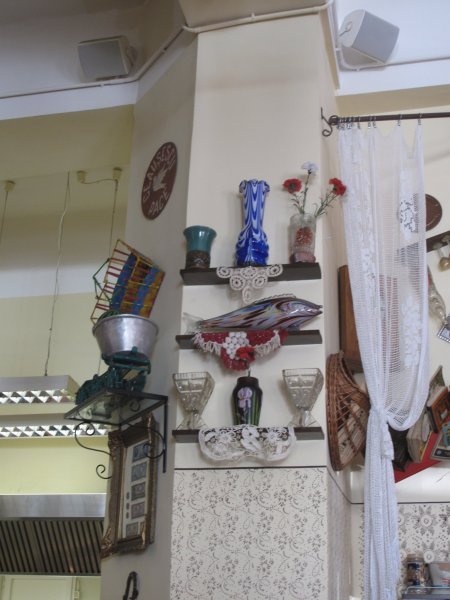 esszencia gumihengeres festett fallal és tipikus vázákkal