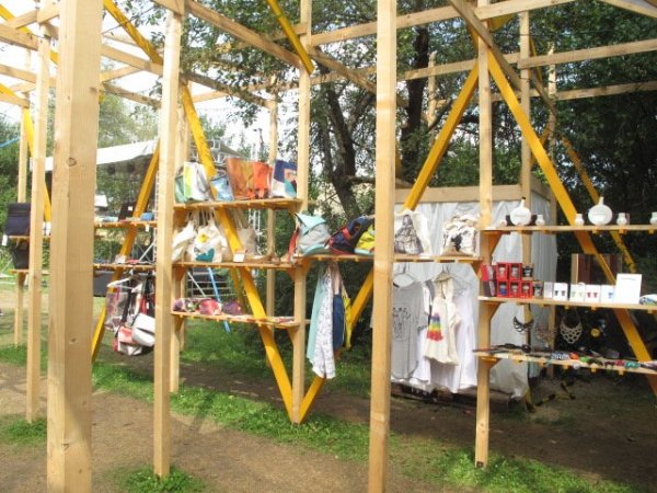 installáció, ami behálózta az udvart