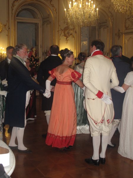 a táncok során folyton cserélődnek a partnerek, ami felettébb szórakoztató