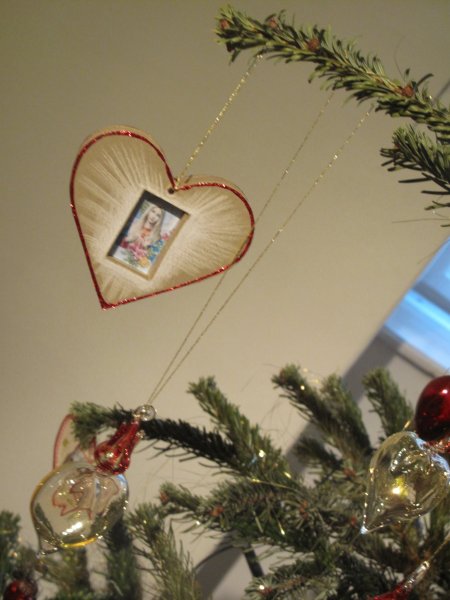 Szmetana Ágnes üvegművész finom hangulatú régi karácsonyokat felidéző papír- és üvegdíszei