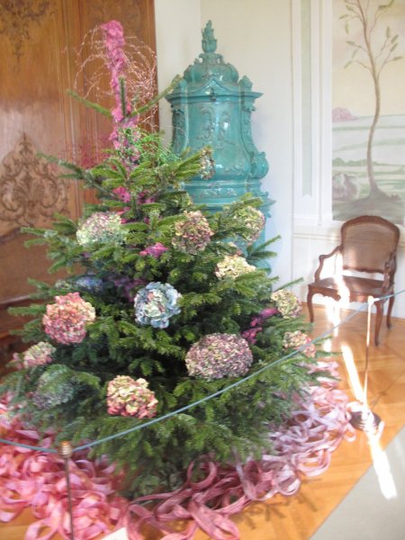 Gink Sára médiaművész hortenziával díszített fája a buja rokokó boldogságfilozófiájáról mesél