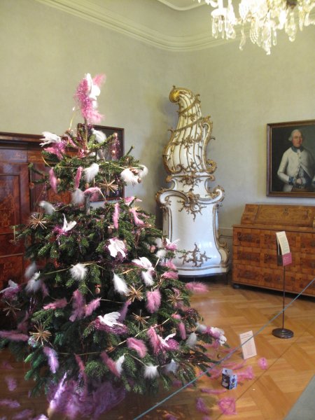 rokokó másképpen: Gyulai Natália divattervező fája színes marabutollakkal