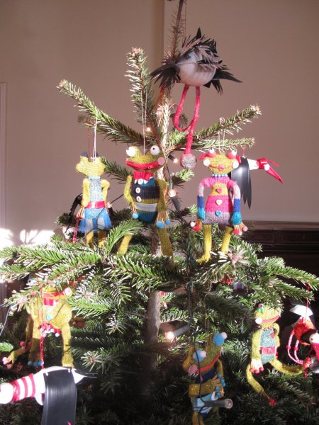 Nádasdy Katalin és Farkas Imola öltözéktervező iparművészek kötött békái