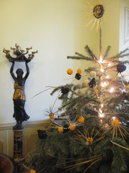 a karácsonyfák az adott enteriőrbe illeszkednek: Simándi - Kövér Annamária textilművész