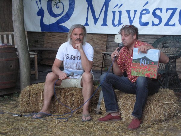 Darabos György fotós éa Bojár Iván András építésztörténész bemutatják közös munkájukat, a Nagy Káli Könyvet